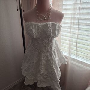 Elegant White Strapless Dress
